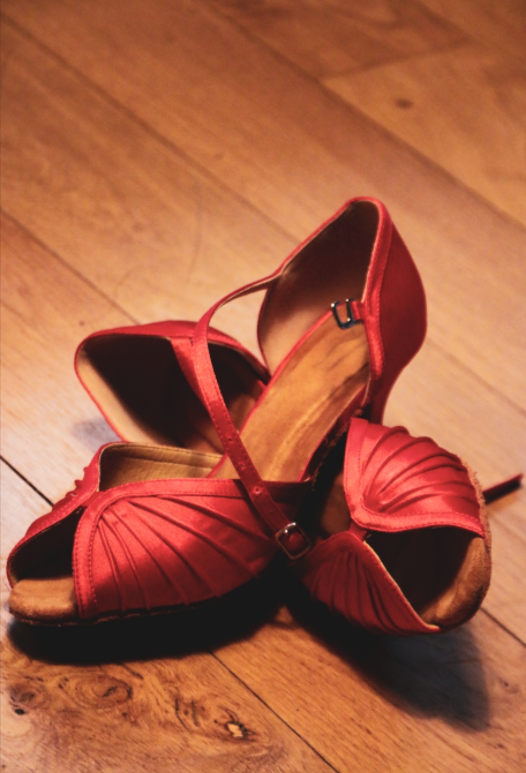 Foto: rote Schuhe auf Parkettboden